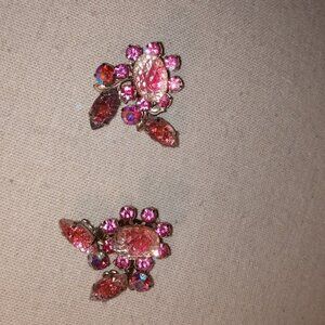 Judy - Lee: Pink stone floral look clip earrings.